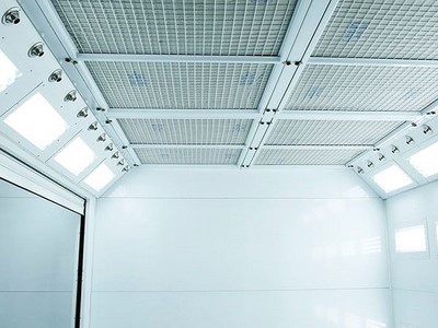 Sistemul de accelerare a aerului montat pe tavan integrează caseta luminoasă, corpurile de iluminat și conducta de aer, suflantele sunt montate la plenul tavanului.